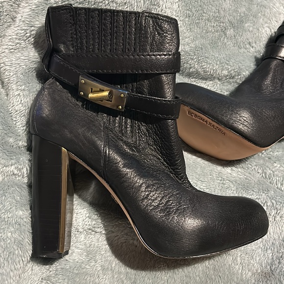 BCBG Black Leather Booties With Wrap Buckle Detail-NWT-Sz 8.5 - Picture 5 of 12
